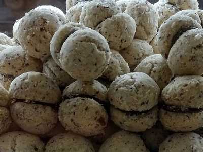 Baci di Dama - Le due calotte di pasta frolla e mandorle tostate, unite da un sottile strato di cioccolato, paiono proprio due labbra intente a baciarsi. Da qui l�appellativo di �baci di dama� per questi dolci che nacquero nella Tortona ottocentesca, in un ambiente cortese frequentato appunto da nobili signore (foto di Gobonobo)